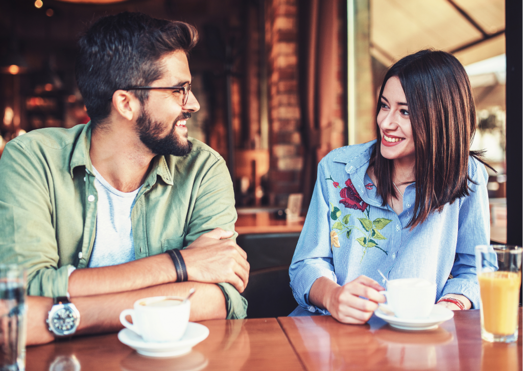 Deux personnes trinquent avec des mocktails lors d’un premier rendez-vous sans alcool